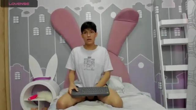 Image 2 of sexyboy_max Stream on Chaturbate on 13 months ago