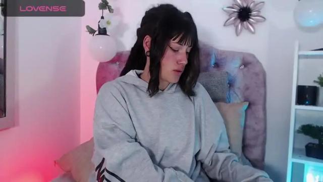 Image 2 of shaarlott_1 Stream on Chaturbate on 18 months ago