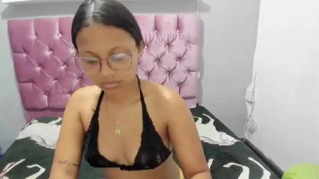 Image 4 of shara_19_ Stream on Chaturbate on 17 months ago