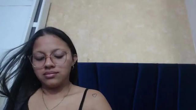 Image 3 of shara_19_ Stream on Chaturbate on 14 months ago
