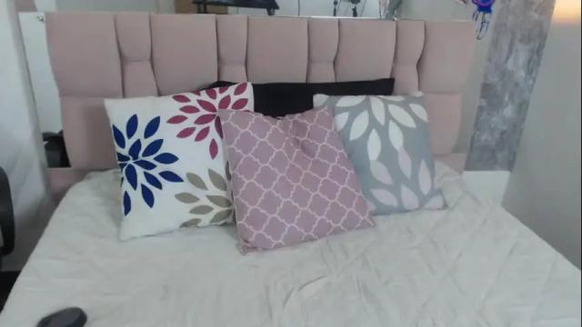 Image 2 of sharlotte__jones Stream on Chaturbate on 3 months ago