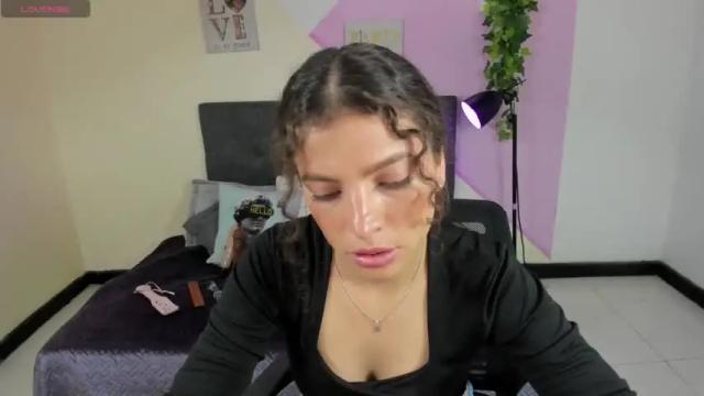 Image 7 of sharon_bell Stream on Chaturbate on 14 months ago
