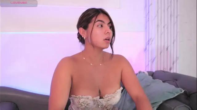 Image 4 of shelleymorell Stream on Chaturbate on 12 days ago