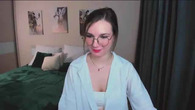 Image 3 of shineshyness Stream on Chaturbate on 19 months ago