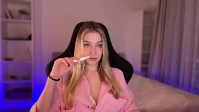 Image 2 of shy_bee Stream on Chaturbate on 14 months ago