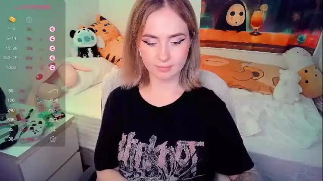 Image 11 of shyfoxxxy Stream on Chaturbate on 26 days ago