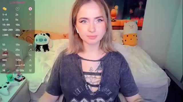 Image 4 of shyfoxxxy Stream on Chaturbate on 12 days ago