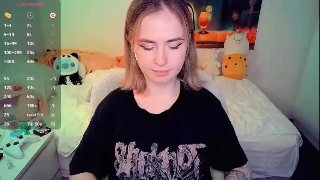 Image 2 of shyfoxxxy Stream on Chaturbate on 10 days ago