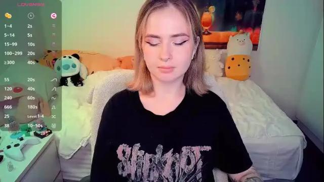 Image 3 of shyfoxxxy Stream on Chaturbate on 10 days ago
