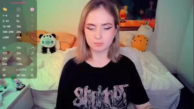 Image 2 of shyfoxxxy Stream on Chaturbate on 6 days ago