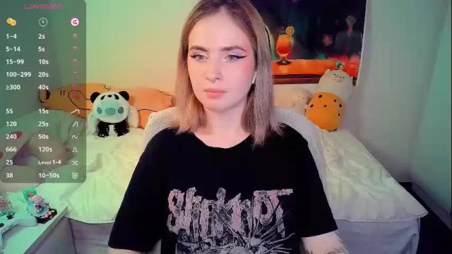 Image 4 of shyfoxxxy Stream on Chaturbate on 6 days ago