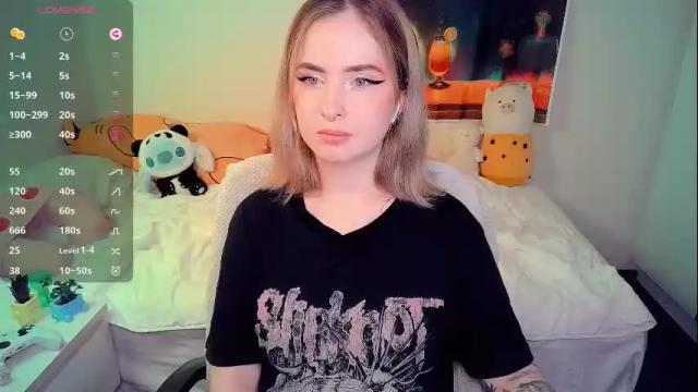 Image 3 of shyfoxxxy Stream on Chaturbate on 4 days ago