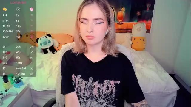 Image 4 of shyfoxxxy Stream on Chaturbate on 4 days ago