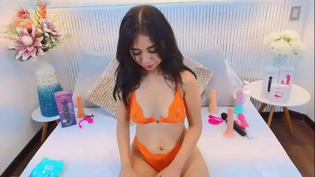 Image 3 of sienna_lorengb Stream on Chaturbate on 17 days ago