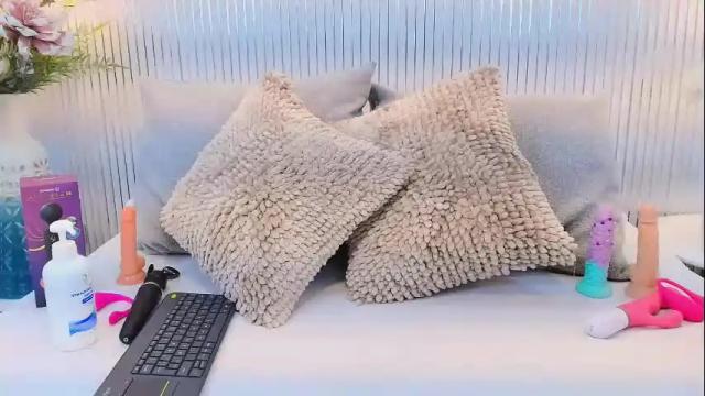 Image 3 of sienna_lorengb Stream on Chaturbate on 9 days ago