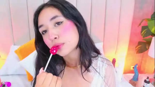 Image 3 of sienna_lorengb Stream on Chaturbate on 3 months ago