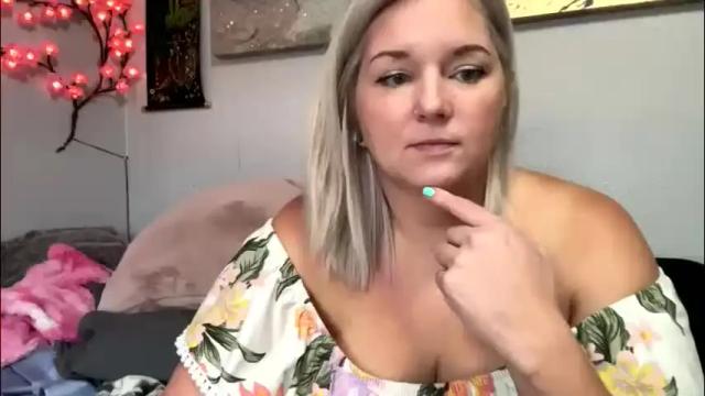 Image 12 of singlesexymom Stream on Chaturbate on 8 days ago