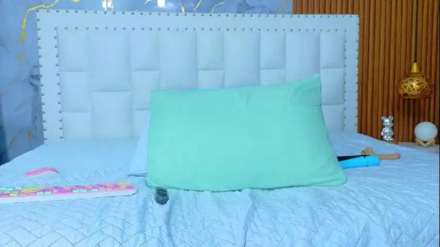 Image 2 of skinnyandcute_ Stream on Chaturbate on 1 month ago