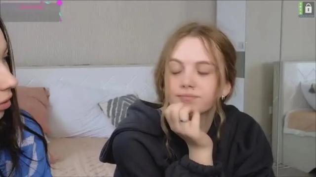 Image 3 of small_blondee Stream on Chaturbate on 1 month ago