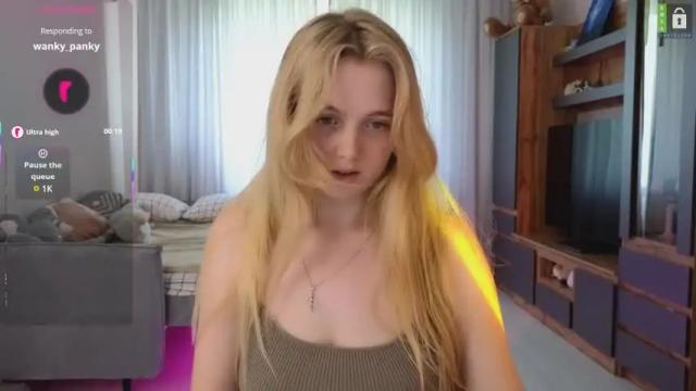 Image 4 of small_blondee Stream on Chaturbate on 6 days ago