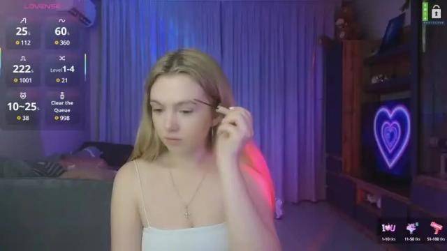 Image 2 of small_blondee Stream on Chaturbate on 4 months ago
