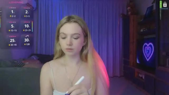 Image 3 of small_blondee Stream on Chaturbate on 4 months ago