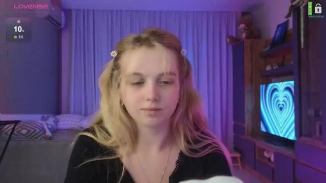 Image 2 of small_blondee Stream on Chaturbate on 3 months ago