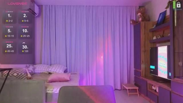 Image 3 of small_blondee Stream on Chaturbate on 3 months ago