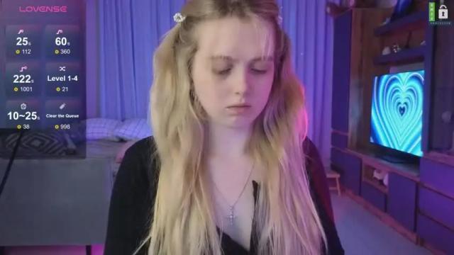 Image 4 of small_blondee Stream on Chaturbate on 3 months ago