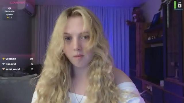 Image 2 of small_blondee Stream on Chaturbate on 3 months ago