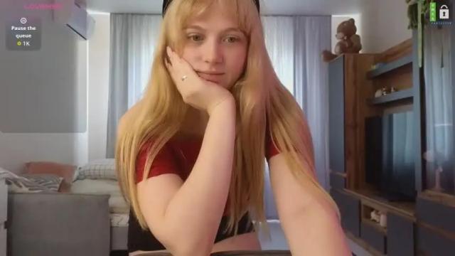 Image 11 of small_blondee Stream on Chaturbate on 2 days ago