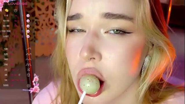 Image 8 of smiley_mia_ Stream on Chaturbate on 1 month ago
