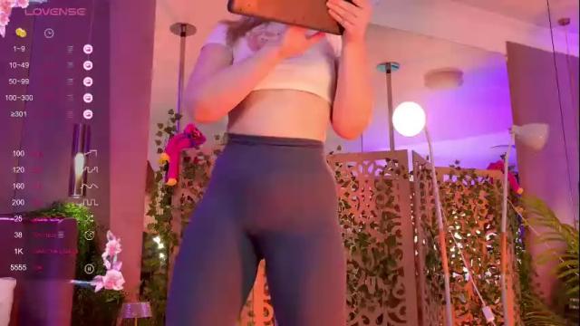Image 7 of smiley_mia_ Stream on Chaturbate on 25 days ago