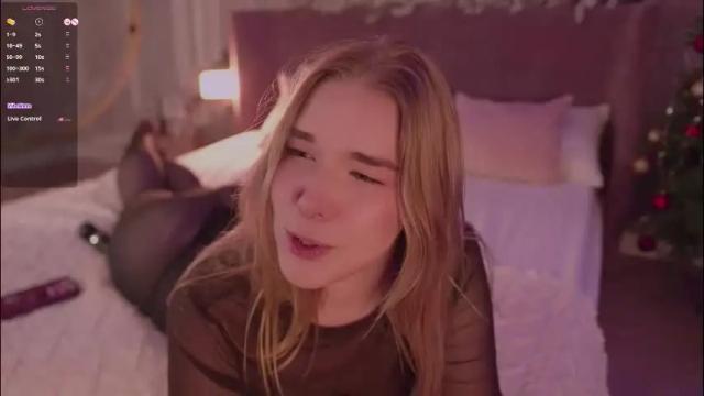 Image 3 of smiley_mia_ Stream on Chaturbate on 1 month ago