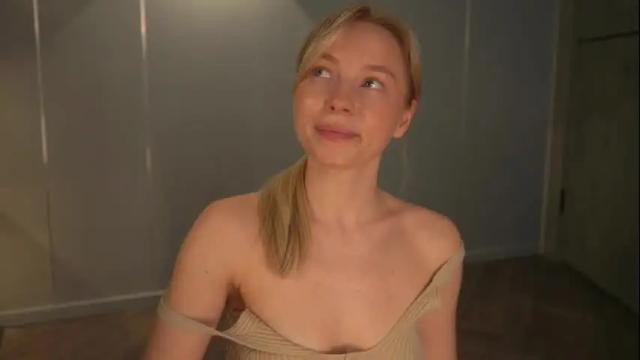 Image 11 of snow_is_falling Stream on Chaturbate on 25 days ago