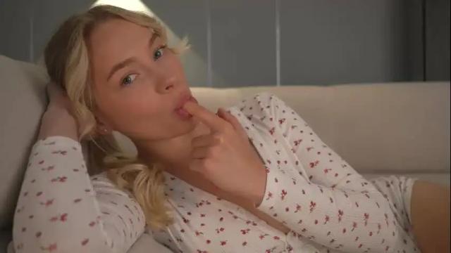 Image 3 of snow_is_falling Stream on Chaturbate on 23 days ago