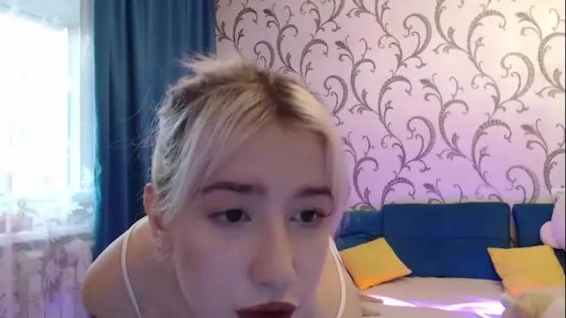 Image 4 of snow_queen_1 Stream on Chaturbate on 19 months ago