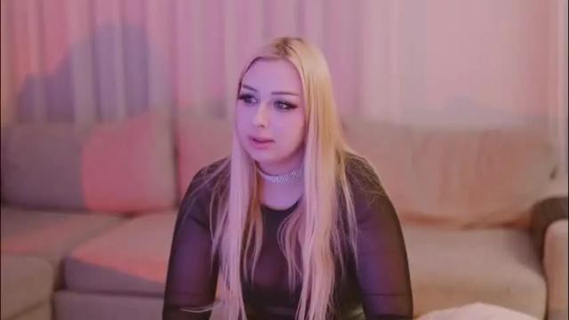 Image 3 of snowyphoenix Stream on Chaturbate on 8 days ago