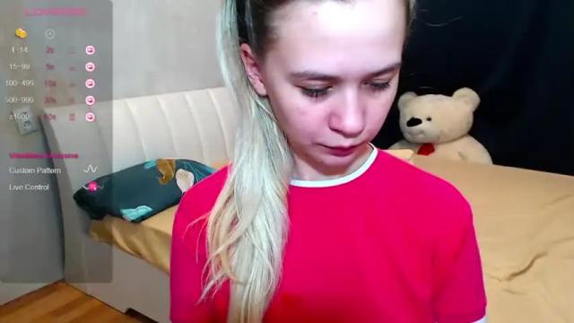 Image 2 of so_cute_holly Stream on Chaturbate on 19 months ago
