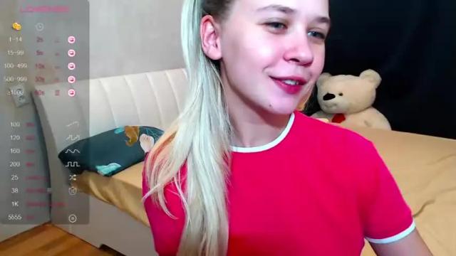 Image 3 of so_cute_holly Stream on Chaturbate on 19 months ago