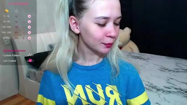 Image 2 of so_cute_holly Stream on Chaturbate on 19 months ago