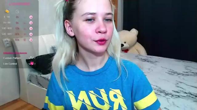 Image 3 of so_cute_holly Stream on Chaturbate on 19 months ago