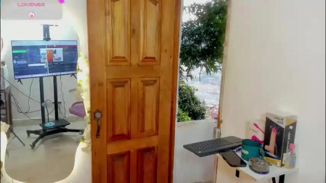 Image 2 of sofia_gold_ Stream on Chaturbate on 2 months ago