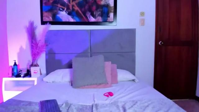 Image 11 of sofiaajackson Stream on Chaturbate on 18 months ago