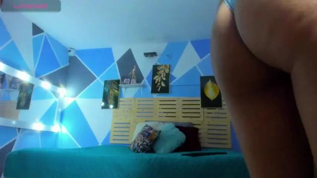 Image 4 of sofiaclaus_19 Stream on Chaturbate on 13 months ago