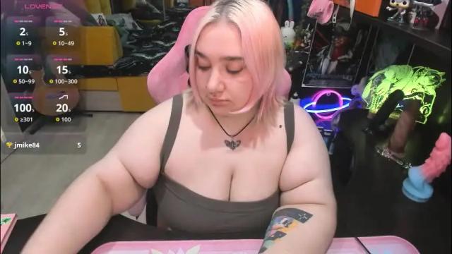 Image 7 of softie_sofy Stream on Chaturbate on 2 months ago