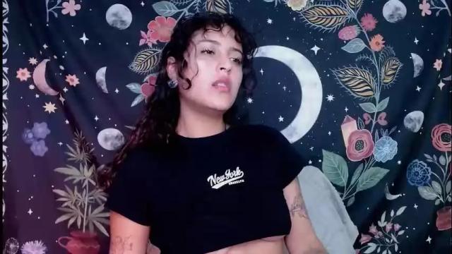 Image 3 of sol_amarilla_ Stream on Chaturbate on 26 days ago