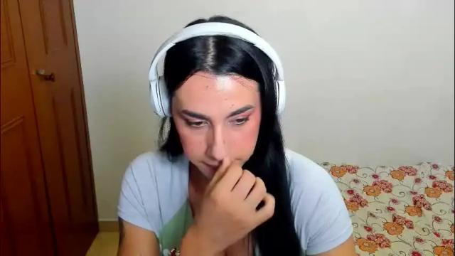 Image 2 of sophia_harry Stream on Chaturbate on 2 months ago