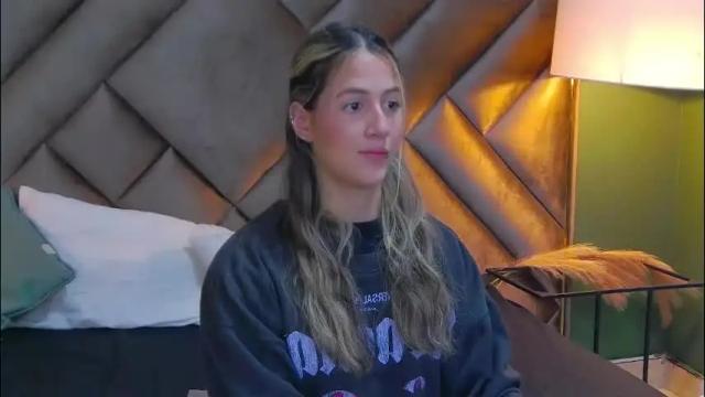 Image 4 of sophia_loreenn Stream on Chaturbate on 2 months ago