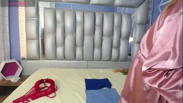 Image 2 of sophia_ny Stream on Chaturbate on 7 months ago